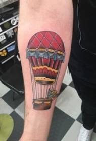 Braç estudiant tatuatge de globus aerostàtics masculí sobre un quadre de tatuatge de globus d'aire calent