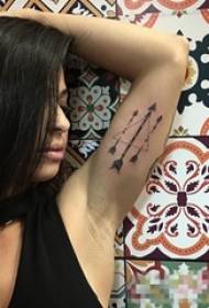 Braç de noia en línia negra esbós creatiu bella imatge de tatuatge de rosa