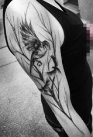 Koulutyttö käsivarsi mustalla luonnos luova oksa ja lintu tatuointi kuvaa