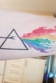 Colegiala brazo pintado gradiente geométrico abstracto línea triángulo tatuaje foto