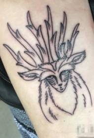 Момиче на ръката на черната линия снимка татуировка свеж елен