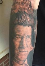 Tabia ya picha ya mkono wa kiume wa tattoo kwenye picha nyeusi ya picha ya mtu mweusi