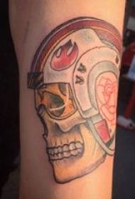 Materiál paže tetování, mužská ruka, obrázek tetování barevné lebky