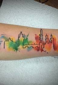शालेय विद्यार्थिनीचा हात शाई भूमितीय रेषांवर आर्किटेक्चरल टॅटू चित्रांवर रंगविला गेला