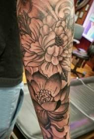 Tatuaggi di fiore literariu, bracciu maschile, sopra stampa di tatuaggi di fiori di arte