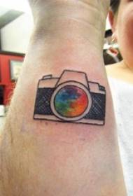 Матеріал татуювання руки, чоловічої руки, кольоровий малюнок татуювання камери