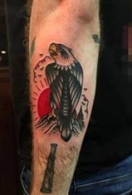 Хлопчики зброєю малюють червоні фотографії татуювання орел