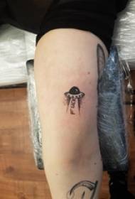 검은 점 기하학적 간단한 선 UFO 문신 그림에 남학생 팔