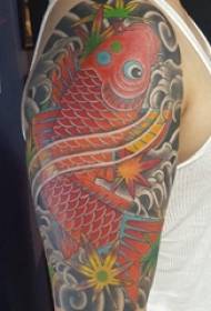 Braccio maschile del calamaro rosso del tatuaggio sull'immagine del tatuaggio del calamaro rosso