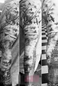 Braccia dei ragazzi sull'immagine nera di Big Ben Tattoo Picture di punte di puntura di schizzo