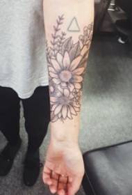 Момиче на ръката на черно убождане техника растителни материали цветя татуировка снимка