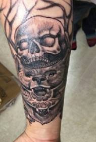 Guttens arm på svartgrå skisse punkt torn trick hodeskalle tatoveringsbilde