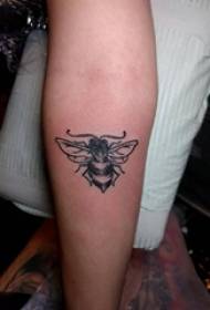 Liten be tatuering girly liten be tatuering bild på armen