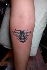 Little Bee Tattoo Girly kleng Bee Tattoo Bild op Aarm