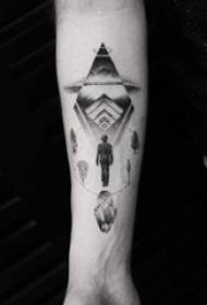 Tatuaje de brazo material, personaxe masculino no brazo e imaxe de tatuaxe de platillo voador