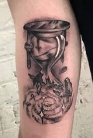 Lámha scoile ar thorns dubh línte teibí spéir starry agus pictiúir tattoo hourglass