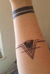 Arm tattoo zvinhu ruoko rwemusikana pane yakasviba logo tattoo pikicha