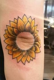 Ang braso ng mag-aaral ay nagpinta ng gradient na geometric simpleng linya ng larawan ng sunflower na tattoo