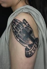 Βραχίονα προσεύχονται τα χέρια με το σχέδιο σταυρό τατουάζ