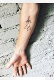 Rankos tatuiruotės medžiaga, vyro rankos, trikampio ir kardo tatuiruotės paveikslėlis