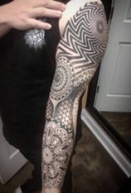 European and American arm arm tattoo male mkono wamanja pa chithunzi mzere wakuda