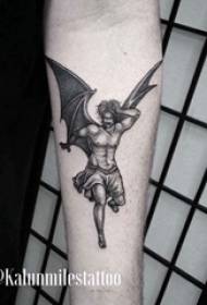Tetoválás őrangyal fiú karja a fekete angyal tetoválás kép