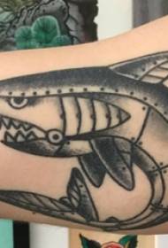 Jongens arm op zwarte prikken geometrische eenvoudige lijnen kleine dieren mechanische haai tattoo foto's