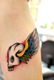 Przysiad ramienia dziewczyny ze wzorem tatuażu skrzydła