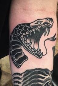 Braccio da ragazzo su punto nero spina linea semplice piccola immagine di tatuaggio di serpente animale