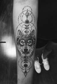 Kapiący tatuaż z tatuażem z głową wilka na ramieniu chłopca czarny geometryczny tatuaż z tatuażem na głowie wilka