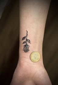 काले ग्रे स्केच बिंदु कांटा तकनीक पर लड़की की बांह सुंदर गुलाब टैटू चित्र