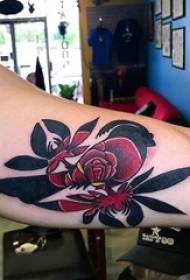 Braccio da ragazzo dipinto ad acquerello schizzo creativo letterario bellissimo tatuaggio rosa foto