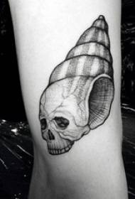 Braccia di ragazzi su schizzo grigio nero conchiglia creativa e immagini di tatuaggi teschio