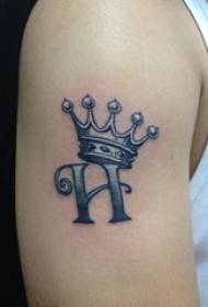 Tatuaje de corona brazo masculino en la imagen de tatuaje de corona y letra