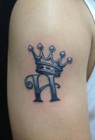 Crown tatouaj gason gason sou kouwòn ak lèt foto tatouage