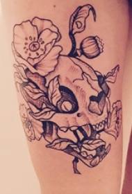Chlapcova paže na černé šedé skici bodu trn technika krásná květina lebka tetování obrázek