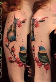 Immagine del tatuaggio del uccello e del fiore di personalità creativa dell'acquerello dipinto braccio della ragazza