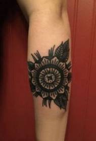 Patró geomètric de tatuatge de flors bracet d’escola Patró geomètric de tatuatge de flors