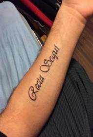 Pojan käsivarret mustilla viivoilla, hieno kirjallinen runko, englantilaiset tatuointikuvat