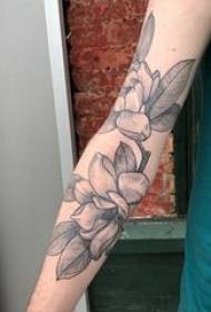 Kirjallinen kukkatatuointi, kaunis kukkatatuointikuva tytön käsivarteen