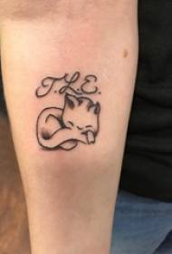 Material del tatuatge del braç, braç masculí, gatet negre, imatge del tatuatge