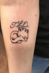 Tatuaje de brazo, brazo masculino, gatito negro, tatuaxe