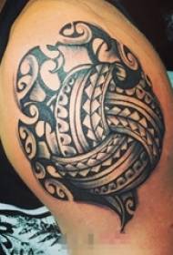 Braccio dello scolaro sull'immagine creativa del tatuaggio del totem del modello dell'elemento geometrico di schizzo nero