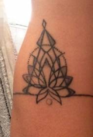 Mergaitės ranka ant nespalvotų įgėlimų galiukų geometrinių linijų gėlių tatuiruotės nuotraukos