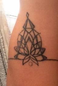 Il braccio della ragazza sulla puntura in bianco e nero punte le linee geometriche fiori immagini di tatuaggi