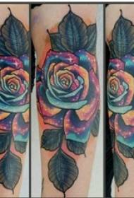 Famke syn earm skildere akwarel sket kreatyf literêr kleurich rose tatoeaazjefoto