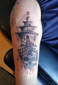 Матеріал татуювання озброєння, чоловіча рука, піратський корабель і татуювання малюнок