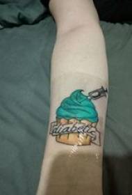 Cupcake татуировкасы бар қыз боялған шыныаяқ татуировкасы
