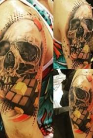 tatuaje de calavera, brazo masculino, tatuaje en cuclillas, patrón dominante