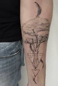 Materiał tatuażu na ramię, ramię męskie, obraz tatuażu z czarnego drzewa